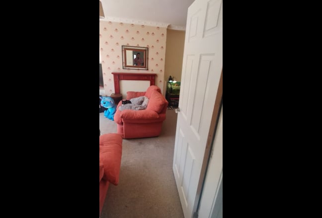 One double room in 3 bed house Main Photo