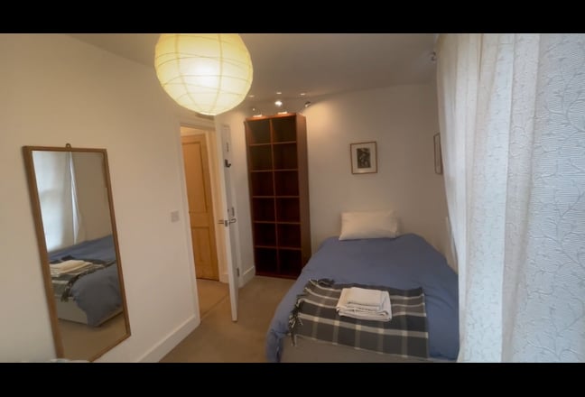 Light, spacious, cosy double room on own floor Main Photo
