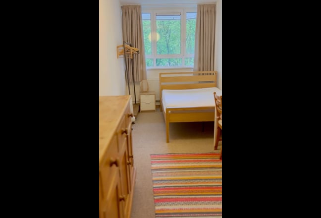  Double room in a warm family home in Kennington Main Photo