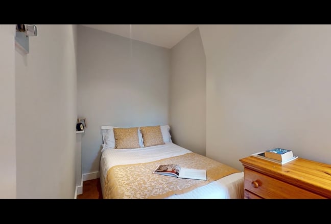 2 Bed Flat, Chiswick High Road Main Photo