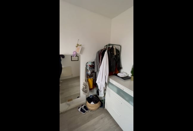 Quiet Spacious Room - Stepney, Bills Included Main Photo