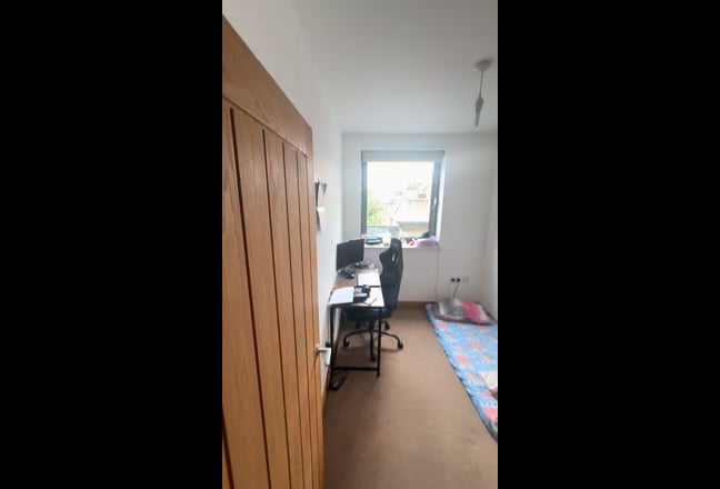 Fab 2 Bed Apartment with Balcony in Floyd Rd Main Photo