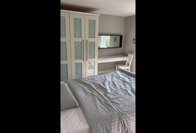 Large bedroom with en-suite in a large 4 bed house Main Photo