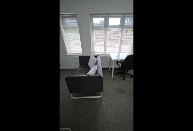 Large Studio with own kitchen and ensuite Main Photo