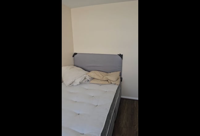 Nice double room available. 5 mins walk to DLR Main Photo