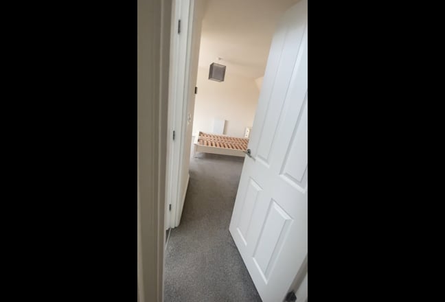 Two large double rooms available in a modern house Main Photo