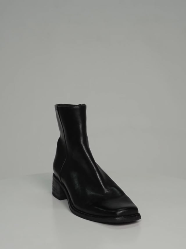 DISTINCT / Black