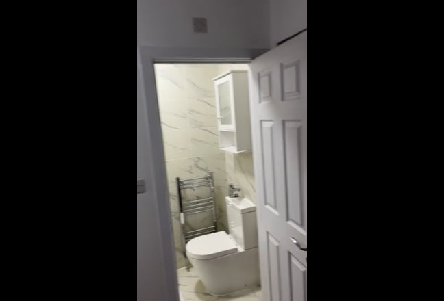 Ensuit Double Room  (1)by Hayes Train Station  Main Photo