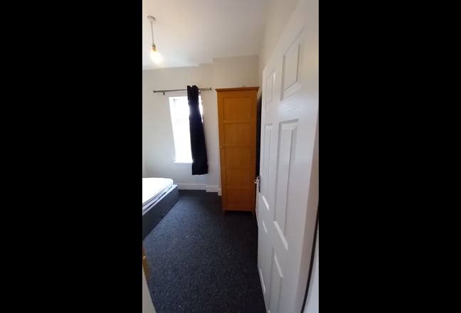 Refurbished single room in centre of Sale Main Photo