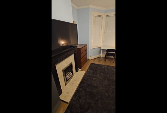 Beautiful large double room.5' walk Elizabeth Line Main Photo