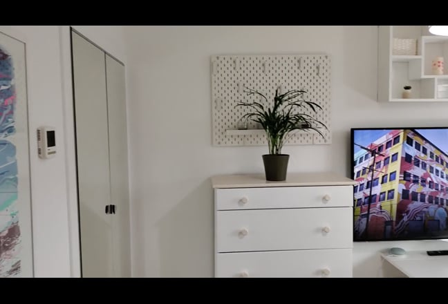 Double Room - Newly Refurbished 2 Bed Smart Flat Main Photo