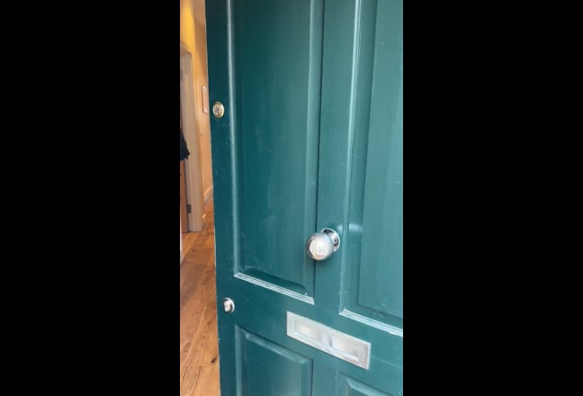 Ground Floor Double Room to let in a Townhouse Main Photo