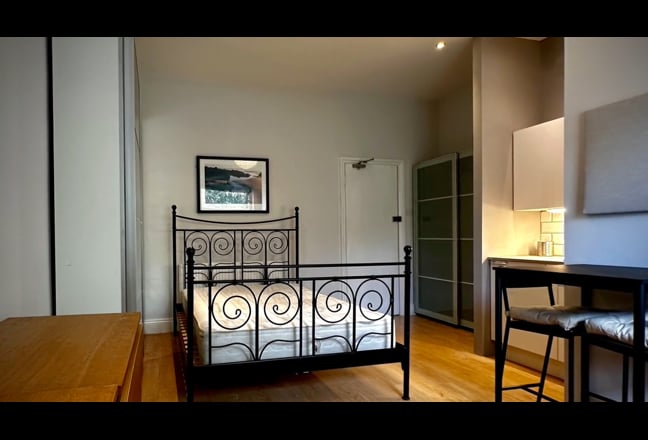 Large Studio Apartment. En-Suite. inc All Bills. Main Photo