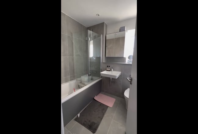 Sunny double bedroom with own bathroom in CB23 Main Photo