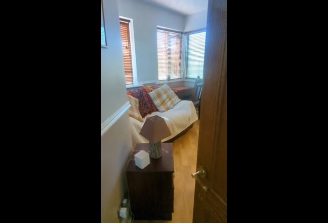 Rooms to right person Main Photo