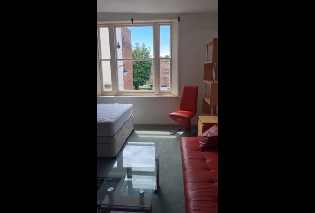 HUGE Room overlooking Old Town High Street Main Photo