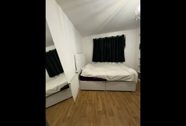 Surrey Quays Apartment_ Two Double Rooms Available Main Photo