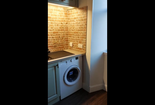 Bright quiet cosy room in lovely flat Main Photo