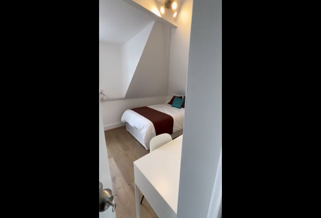 Spacious Room Available In Surbiton - BILLS INC Main Photo