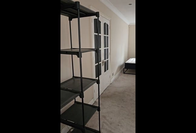 Extra large double bed room in a clean house Main Photo