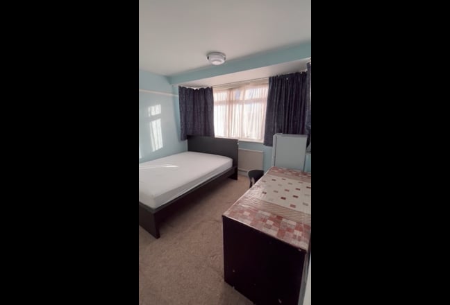 Large room for one person - all bill inclusive  Main Photo