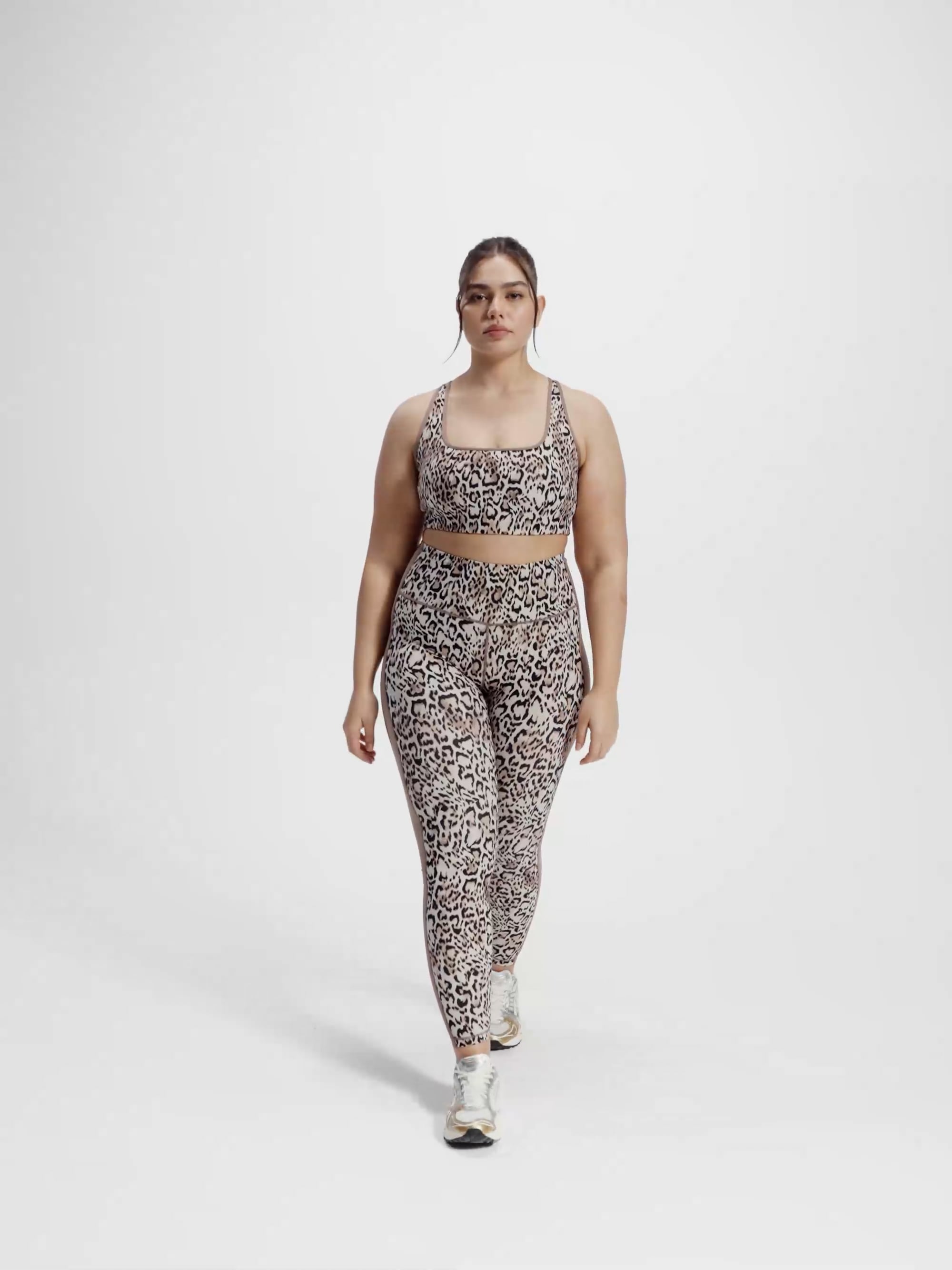 חזיית ספורט עם מחשוף ישר מבד nero