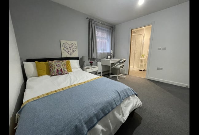 Stunning ensuite rooms! Great location! Main Photo