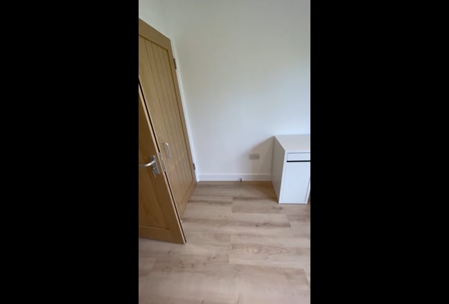 Bright double en-suite room for rent  Main Photo