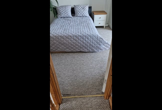 Large, bright double room on Antrim Road (BT36) Main Photo