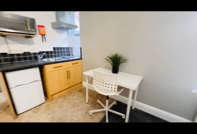 Smart Modern Studio- Easy walk to city (72SRF3) Main Photo