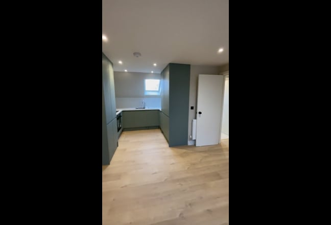 2 bed flat in Cranleigh, available now Main Photo