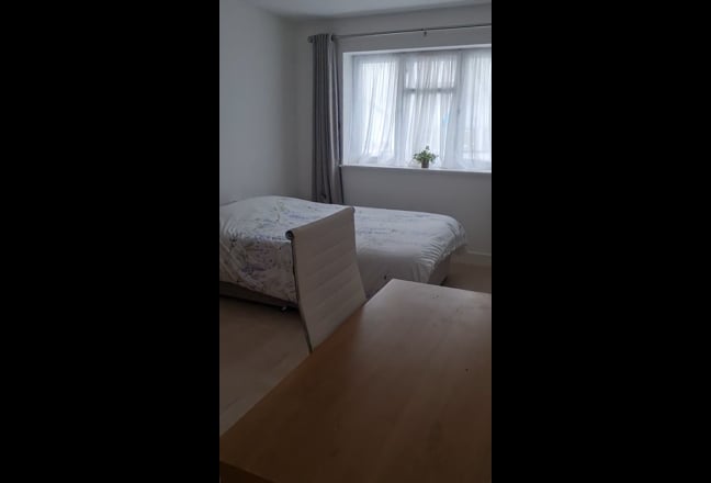 Large Double Room 3 mins Rayners Lane tube. Main Photo