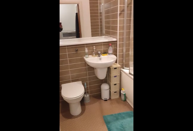 Room with private bathroom near city center  Main Photo