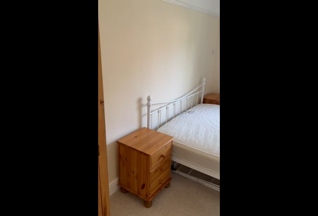 Large furnished room with ensuite in Kennington Main Photo