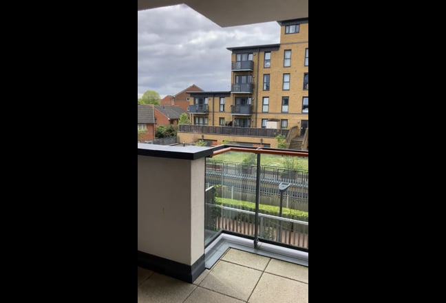 En-suite Double Bedroom: Fully Furnished Flat Main Photo
