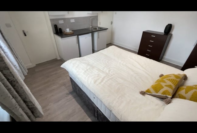 👀AVA NOW!!!Kitchenet Double En-Suite Room👀 Main Photo