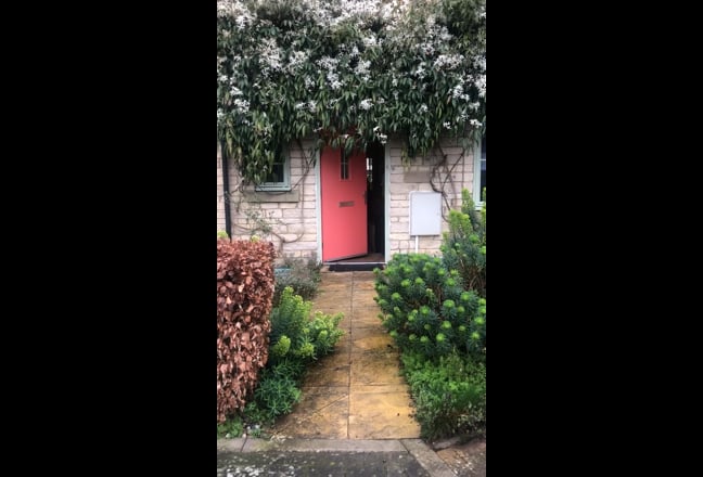 Quiet room overlooking garden/female house share Main Photo