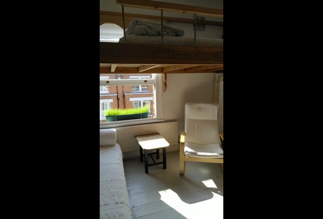 3 minutes walk to Hampstead Heath, &pound;760pcm INC. Main Photo