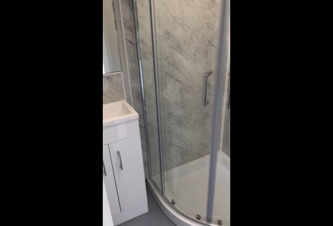 Large En-Suite with Views of Garden! Main Photo