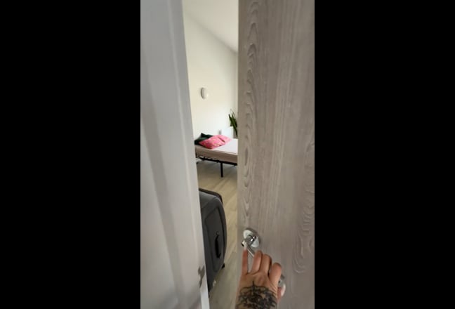 Video 1: Minimal huge double bedroom - very bright and spacious