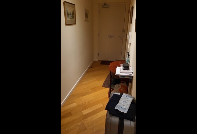 Video 1: Doublebedroom with bed and work desk