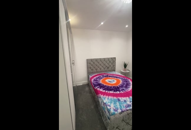 Beautiful room with bathroom and shower  Main Photo