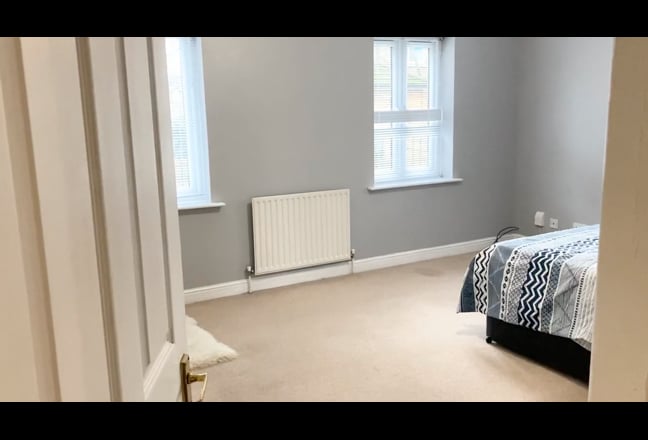 Morden Master Bedroom-Couple- 10 Min Walk to Oval Main Photo