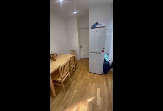 Large Ensuite Dbl Bedroom In Manor House  Main Photo