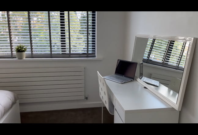 Large, modern room in great area Main Photo