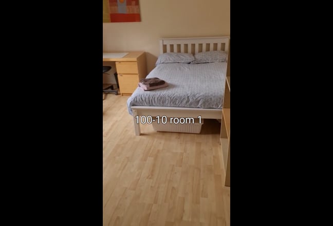 Central Holyrood Road flat for two postgraduates Main Photo
