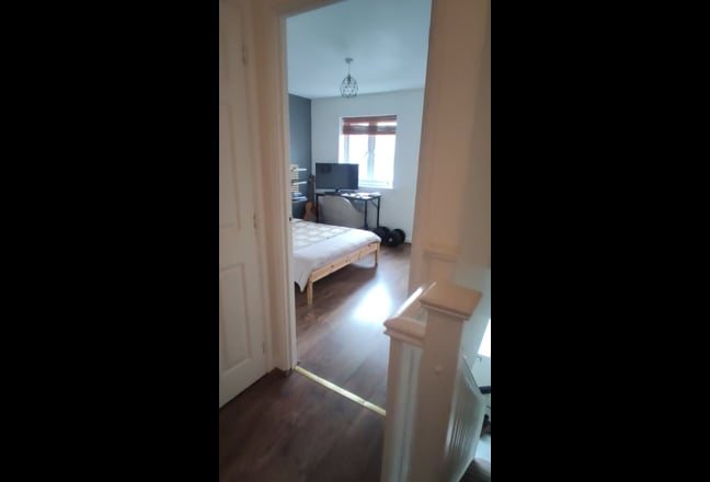 Large double room in 2 bedroom house Main Photo