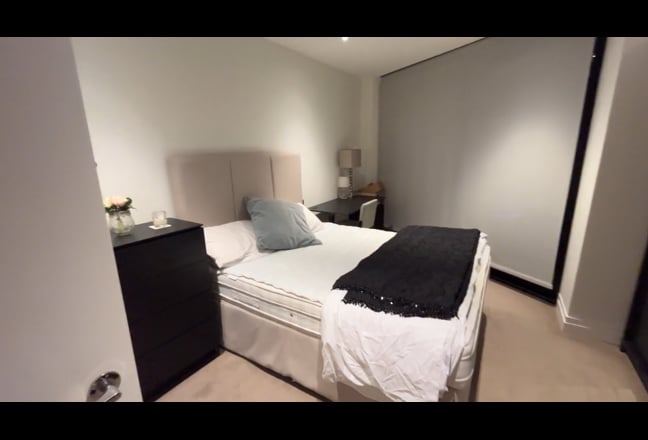 Stunning large flat overlooking the Thames & City Main Photo