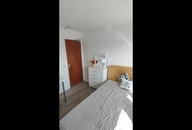 Double room withlarge balcony near bermondsey Main Photo