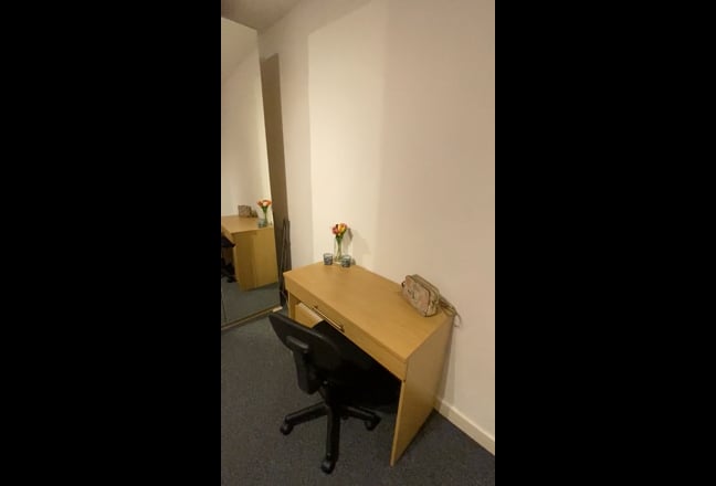 Large Ensuite Room Near Reading - Offroad Parking Main Photo